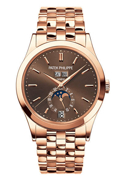 パテック フィリップのフラグシップモデルのひとつである「年次カレンダー 5396」から、今年はホワイトゴールドとローズゴールドのブレスレットを装着したニューモデル2本が登場。WGモデルはブルーの文字盤、RGモデルにはブラウンの文字盤が組み合わされ、もちろん本作の特徴である、12時位置に曜日と月名表示窓が並んだ「ダブルギッシェ」が採用される。<br /> <br /><strong>年次カレンダー 5396 </strong> <br />661万5000円<br />自動巻き、直径38mm、WGまたはRG、曜日、日付、月、ムーンフェイズ、3気圧防水<br /> <br />パテック フィリップ ジャパン・インフォメーションセンター<br />Tel. 03-3255-8109 <br />http://www.patek.com
