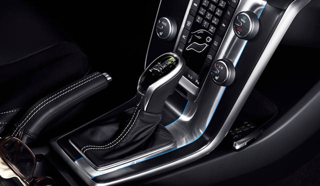 <strong>Volvo V40 R-Design｜ボルボ V40 Rデザイン</strong>