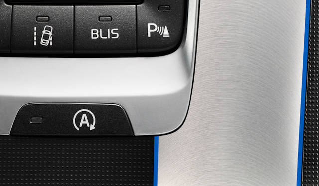 <strong>Volvo V40 R-Design｜ボルボ V40 Rデザイン</strong>　センターコンソールに配されるヘアライン仕上げのアルミパネル