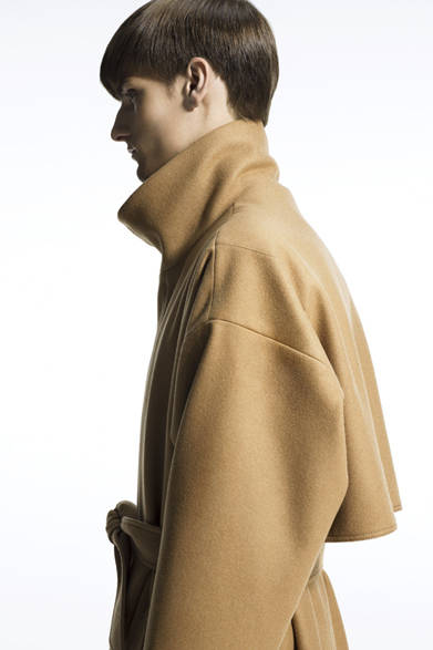 <strong>LITHIUM HOMME｜リチウム オム</strong>　2012-13年秋冬コレクション　DOLMAN SLEEVE STAND COLLAR COAT 8万4000円