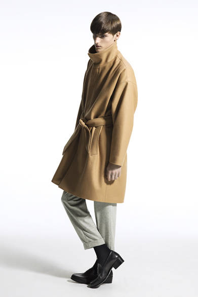 <strong>LITHIUM HOMME｜リチウム オム</strong>　DOLMAN SLEEVE STAND COLLAR COAT 8万4000円、HIGH NECK SHIRT 2万6250円、ANKLE CUT TROUSERS 2万6250円、LOAFER 5万9850円