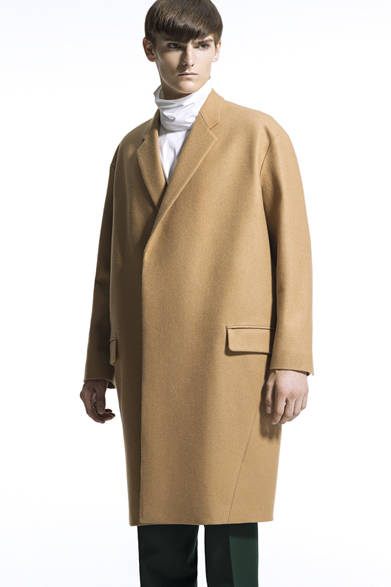 <strong>LITHIUM HOMME｜リチウム オム</strong>　DOLMAN SLEEVE CHESTERFIELD COAT 7万8750円、HIGH NECK SHIRT 2万6250円、ANKLE CUT TROUSERS 2万6250円、LOAFER 5万9850円