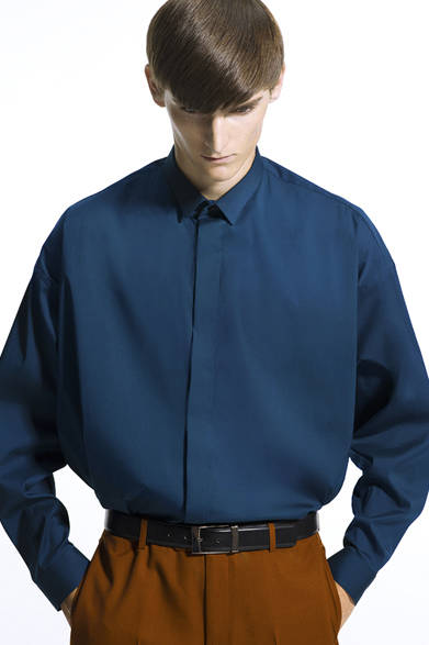 <strong>LITHIUM HOMME｜リチウム オム</strong>　DOLMAN SLEEVE SHIRT 2万8350円、ANKLE CUT TROUSERS 2万6250円、BELT 2万8350円、LOAFER 5万9850円