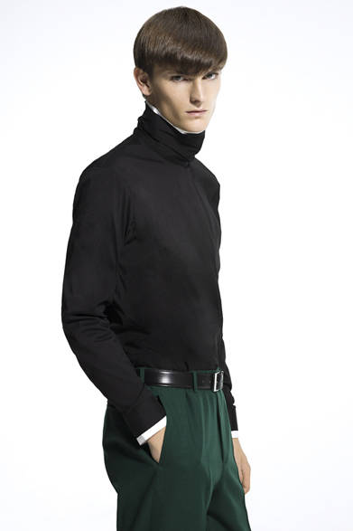 <strong>LITHIUM HOMME｜リチウム オム</strong>　HIGH NECK SHIRT 2万6250円、ANKLE CUT TROUSERS 2万6250円、BELT 2万8350円