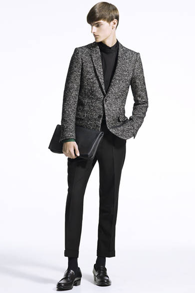 <strong>LITHIUM HOMME｜リチウム オム</strong>　NOTCHED MIDDLE 2B-JKT 5万9850円、CONTRASTED SLEEVE SHIRT 2万6250円、HIGH NECK SHIRT 2万6250円、ANKLE CUT TROUSERS 2万6250円、LOAFER 5万9850円、CLUTCH BAG 3万7800円