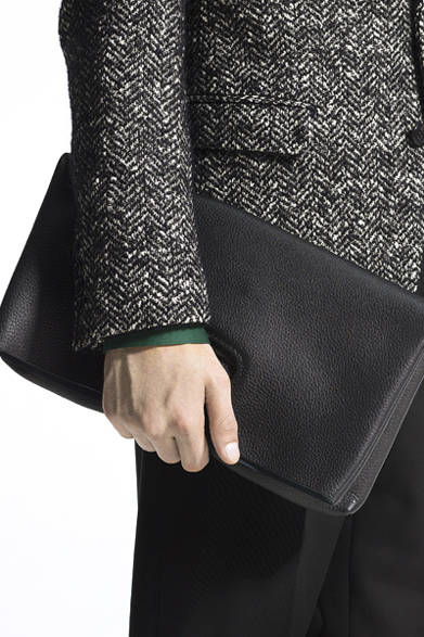 <strong>LITHIUM HOMME｜リチウム オム</strong>　NOTCHED MIDDLE 2B-JKT 5万9850円、SLLEVE BI-COLOR CHECK SHIRT 2万6250円、ANKLE CUT TROUSERS 2万6250円、LOAFER 5万9850円