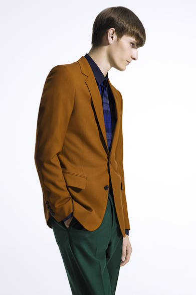 <strong>LITHIUM HOMME｜リチウム オム</strong>　NOTCHED MIDDLE 2B-JKT 5万9850円、SLLEVE BI-COLOR CHECK SHIRT 2万6250円、ANKLE CUT TROUSERS 2万6250円、LOAFER 5万9850円