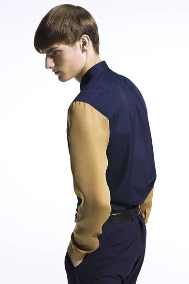 <strong>LITHIUM HOMME｜リチウム オム</strong>　CONTRASTED SLEEVE SHIRT 2万6250円、ANKLE CUT TROUSERS 2万6250円、BELT 2万8350円