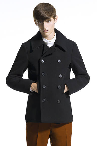 <strong>LITHIUM HOMME｜リチウム オム</strong>　CLASSIC PEA COAT 6万8250円、HIGH NECK SHIRT 2万6250円、FLY FRONT SHIRT 1万7850円、ANKLE CUT TROUSERS 2万6250円、LOAFER 5万9850円