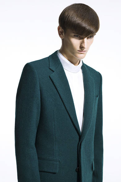 <strong>LITHIUM HOMME｜リチウム オム</strong>　FLY FRONT CHESTERFIELD COAT 7万8750円、HIGH NECK SHIRT 2万6250円、FLY FRONT SHIRT 1万7850円