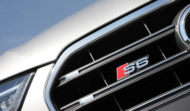 <strong>Audi S6｜アウディ S6</strong><br />クロームバーをあしらったシングルフレームグリル