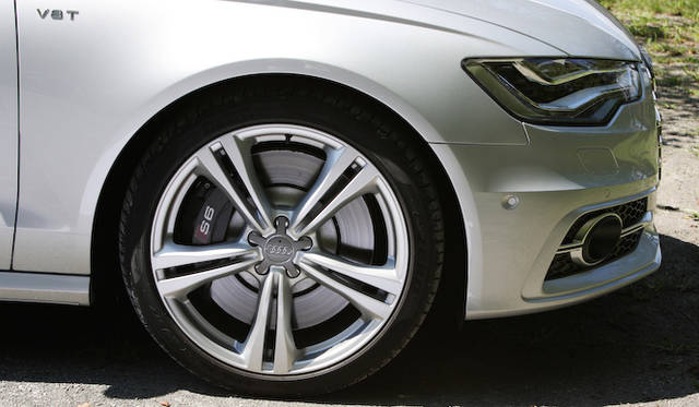 <strong>Audi S6｜アウディ S6</strong><br />タイヤサイズは255/35 R20　キャリパーにはモデル名が記される ブレーキはベンチレーテッドディスクだが、セラミックブレーキもオプション設定される