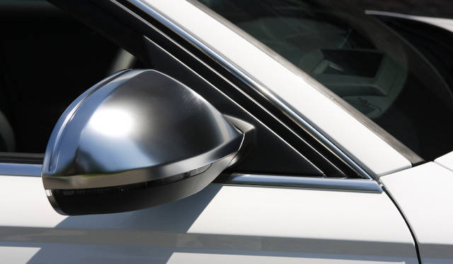 <strong>Audi S6｜アウディ S6</strong><br />ミラーキャップがシルバーなのはSモデルの外観上の特徴のひとつ　このようにAモデルとの外観上の差異を、わずかにしかつけないことがSモデルの特徴のひとつ