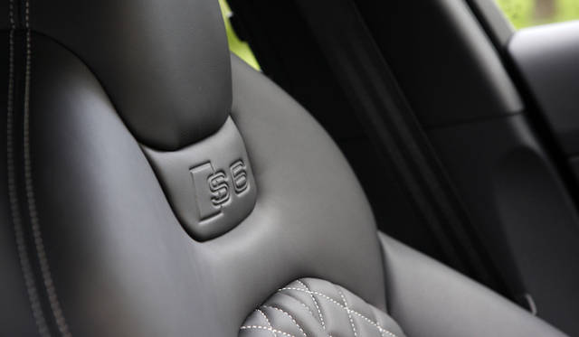 <strong>Audi S6｜アウディ S6</strong><br />ヘッドレスト一体型の「Sスポーツシート」