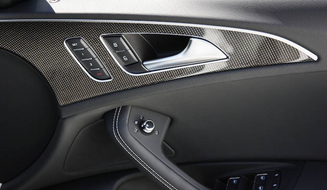 <strong>Audi S6｜アウディ S6</strong><br />カーボンのデコラティブパネルがインテリアを引き締めている