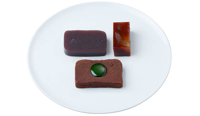 <strong>TORAYA TOKYO</strong>　「とらや」の“夜の梅”、「TORAYA CAFÉ」の“あずきとカカオのフォンダン”、「とらやパリ店」の“ポワールキャラメル羊羹”の3種がワンプレートになった、TORAYA TOKYOオリジナルメニューの「TOKYOプレート」　945円