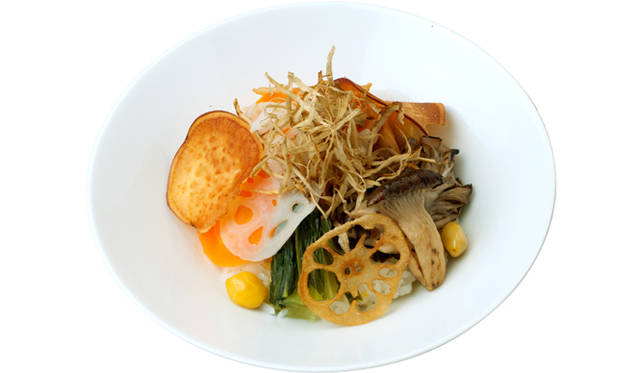 <strong>TORAYA TOKYO</strong>　季節によって違う表情をみせる、TORAYA TOKYOオリジナルメニューの「吹き寄せごはん」　1260円　※汁椀・香の物付き