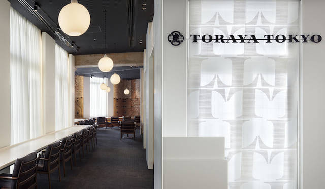 <strong>TORAYA TOKYO</strong>　内装を手掛けたのは建築家の内藤廣氏。100年の歴史を見守りつづけた赤煉瓦を象徴的に再生。随所に施された白壁と赤煉瓦のコントラストがクラシックでありながらもモダンな雰囲気をかもし出す