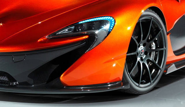 <strong>McLaren P1｜マクラーレン P1</strong><br />マクラーレンのエンブレムを彷彿とさせるヘッドライトのデザイン。ちなみにエンブレムのデザインは、マクラーレンの創業者ブルース・マクラーレンの母国ニュージーランドに生息する野鳥「キーウィ」をイメージしたもの。