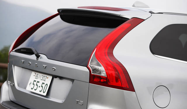 <strong>VOLVO XC60 T5 R-DESIGN｜ボルボ XC60 T5 R デザイン</strong>