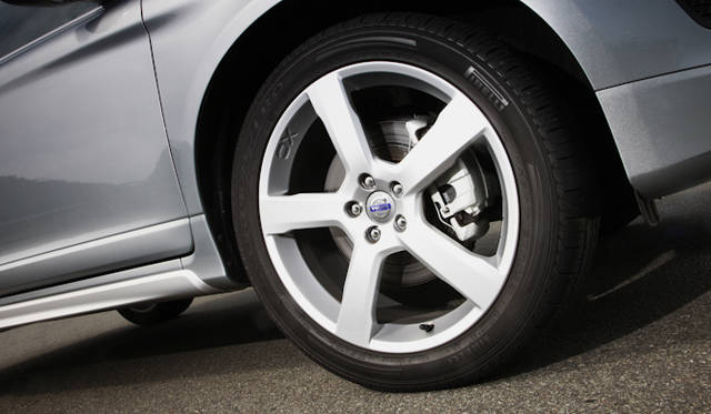 <strong>VOLVO XC60 T5 R-DESIGN｜ボルボ XC60 T5 R デザイン</strong>　20インチ専用アルミホイール