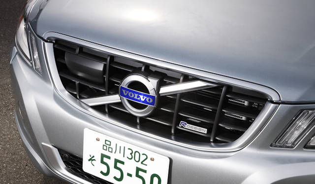 <strong>VOLVO XC60 T5 R-DESIGN｜ボルボ XC60 T5 R デザイン</strong>　専用エンブレムつきメタルフロントグリル