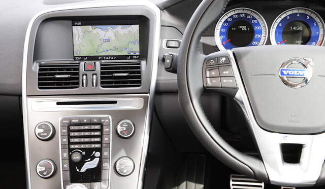 <strong>VOLVO XC60 T5 R-DESIGN｜ボルボ XC60 T5 R デザイン</strong>　専用本革がつかわれる「シルクメタルスポーツステアりング」