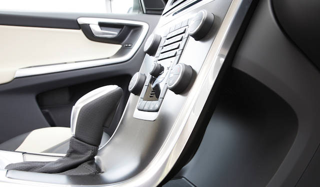 <strong>VOLVO XC60 T5 R-DESIGN｜ボルボ XC60 T5 R デザイン</strong>