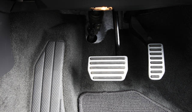 <strong>VOLVO XC60 T5 R-DESIGN｜ボルボ XC60 T5 R デザイン</strong>　専用スポーツペダル