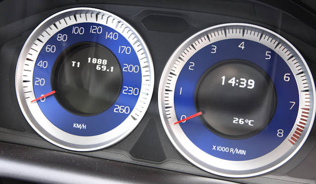 <strong>VOLVO XC60 T5 R-DESIGN｜ボルボ XC60 T5 R デザイン</strong>　アルミニウムベゼル付きメーターパネル