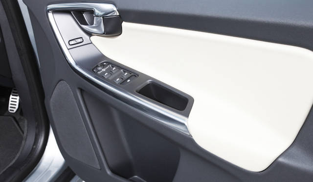 <strong>VOLVO XC60 T5 R-DESIGN｜ボルボ XC60 T5 R デザイン</strong>