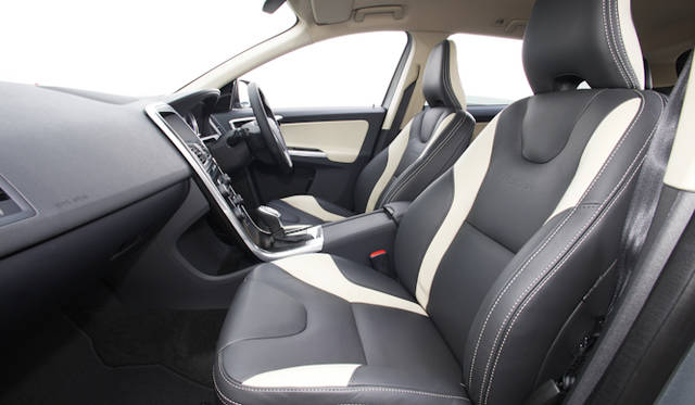 <strong>VOLVO XC60 T5 R-DESIGN｜ボルボ XC60 T5 R デザイン</strong>　ロゴ入り専用本革スポーツシート