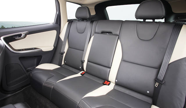 <strong>VOLVO XC60 T5 R-DESIGN｜ボルボ XC60 T5 R デザイン</strong>　ロゴ入り専用本革スポーツシート