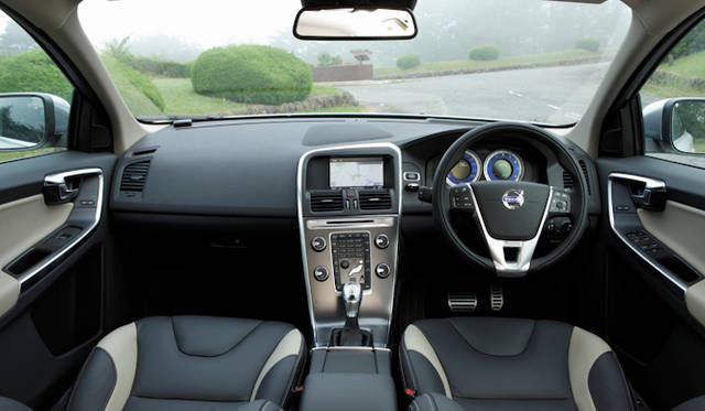 <strong>VOLVO XC60 T5 R-DESIGN｜ボルボ XC60 T5 R デザイン</strong>