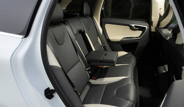 <strong>VOLVO XC60 T5 R-DESIGN｜ボルボ XC60 T5 R デザイン</strong>　ロゴ入り専用本革スポーツシート