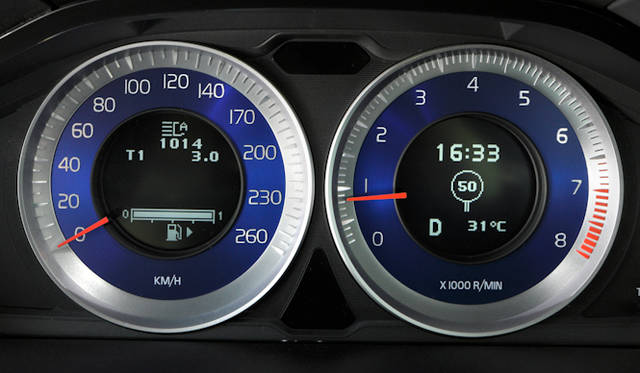 <strong>VOLVO XC60 T5 R-DESIGN｜ボルボ XC60 T5 R デザイン</strong>　アルミニウムベゼル付きメーターパネル