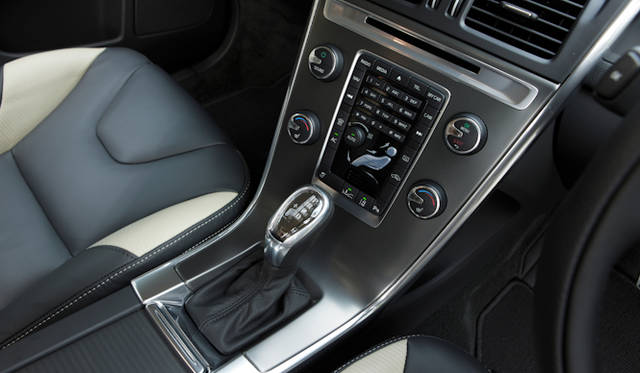 <strong>VOLVO XC60 T5 R-DESIGN｜ボルボ XC60 T5 R デザイン</strong>