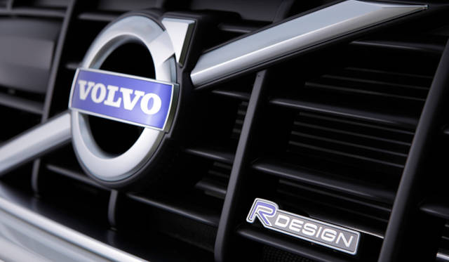 <strong>VOLVO XC60 T5 R-DESIGN｜ボルボ XC60 T5 R デザイン</strong>　専用エンブレムつきメタルフロントグリル