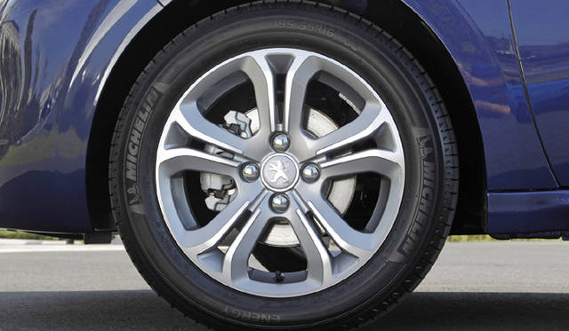 <strong>Peugeot 208｜プジョー 208</strong><br />タイヤは195/55 R16