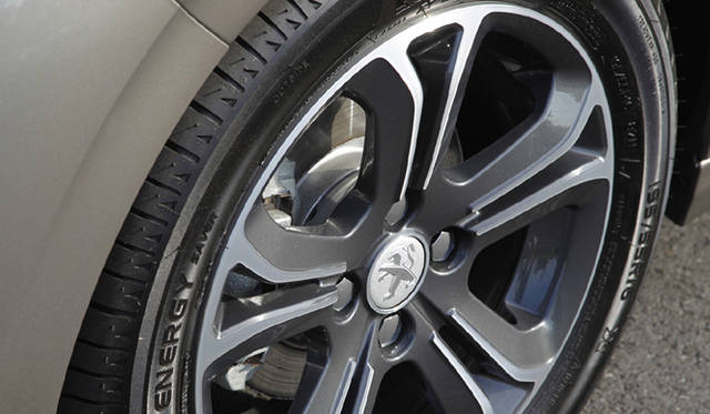 <strong>Peugeot 208｜プジョー 208</strong>