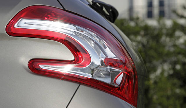 <strong>Peugeot 208｜プジョー 208</strong>