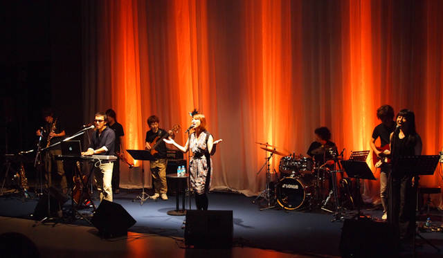 <strong>Peugeot 208｜プジョー 208</strong>　発表会から　PARIS MATCHのライブパフォーマンスも繰り広げられた