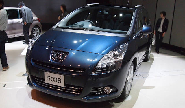 <strong>Peugeot 5008｜プジョー 5008</strong><br />発表会から　「208」とともに発表された「5008」　日本ではプジョーブランド初の3列シートのミニバンとなり、来年夏発売予定だ　写真は「5008 Cielo」の英国仕様