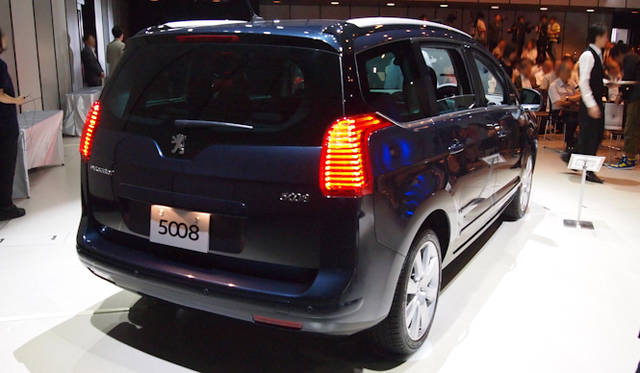 <strong>Peugeot 5008｜プジョー 5008</strong><br />発表会から　5008は1.6リッター4気筒ターボエンジンを搭載　115kW（156ps）/6,000rpmの最高出力と240Nm/1,400-3,500rpmの最大トルクを発揮し、全長4,530×全幅1,840×全高1,650mm、重量1,600kgの車体を駆動する　トランスミッションは6段オートマチック