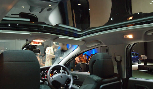 <strong>Peugeot 5008｜プジョー 5008</strong><br />発表会から　展示された5008 Celioはパノラミックグラスルーフを装備していた