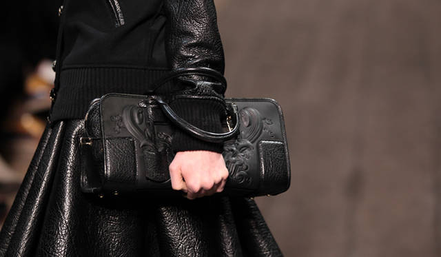 <strong>LOEWE｜ロエベ</strong>　官能的なバロックモチーフをエンボス加工したアイコンバッグ「アマソナ」