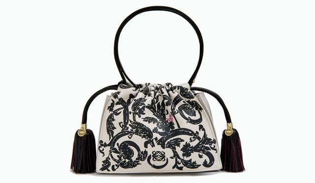 <strong>LOEWE｜ロエベ</strong>　「バロッコ」コレクションのすべてのアイテムが、バロック調の華麗な渦を巻く曲線模様でデザインされている