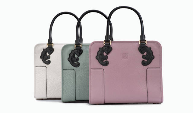 <strong>LOEWE｜ロエベ</strong>　ARCO（アルコ）では、バロック調の華麗な渦を巻く曲線模様がハンドルを固定するパッチの上に用いられている
