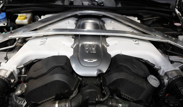 <strong>Aston Martin Vanquish｜アストンマーティン ヴァンキッシュ</strong>