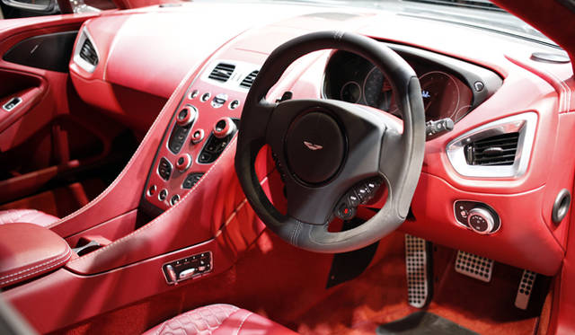 <strong>Aston Martin Vanquish｜アストンマーティン ヴァンキッシュ</strong>